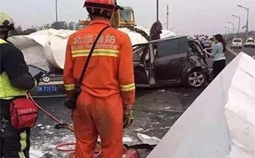 運輸佛像的大車側(cè)翻，佛像摔斷，引發(fā)大堵車
